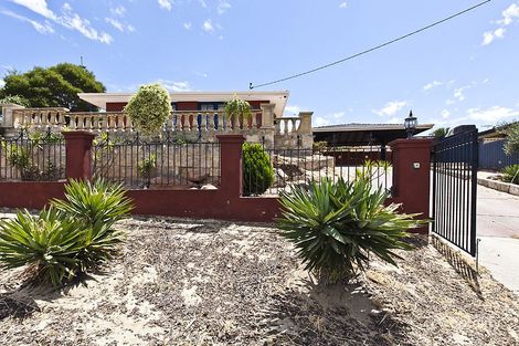 2 Jarrah Ct, Yangebup, WA 6164