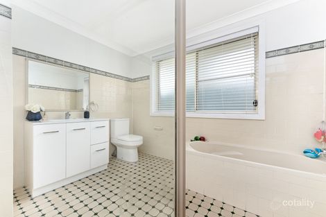 Property photo of 4 Outram Place Currans Hill NSW 2567
