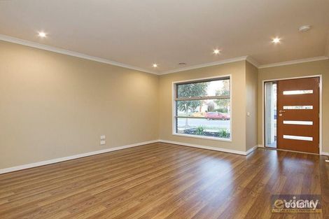 Property photo of 2 Mannavue Boulevard Cranbourne North VIC 3977