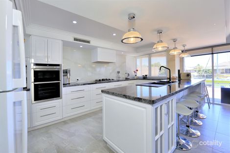 Property photo of 2 Baruna Court Halls Head WA 6210