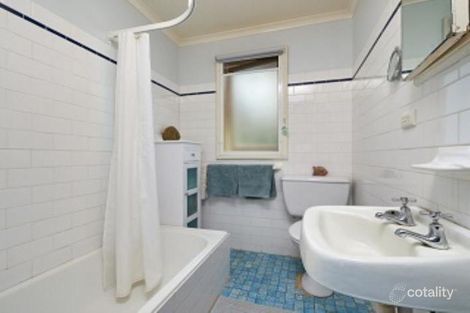 Property photo of 32 Chifley Crescent Kooringal NSW 2650