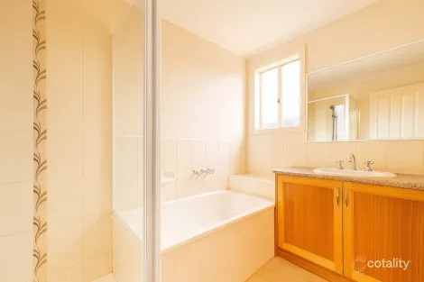 Property photo of 9 Diston Court Pakenham VIC 3810