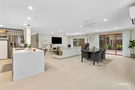 Property photo of 10 Lakeshore Drive Helensvale QLD 4212
