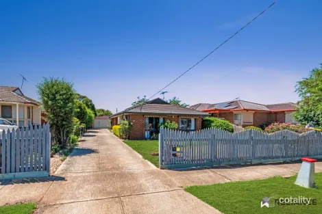 8 Blaxland Rd, Melton South, VIC 3338