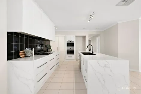 Property photo of 15 Golf View Drive Craigieburn VIC 3064