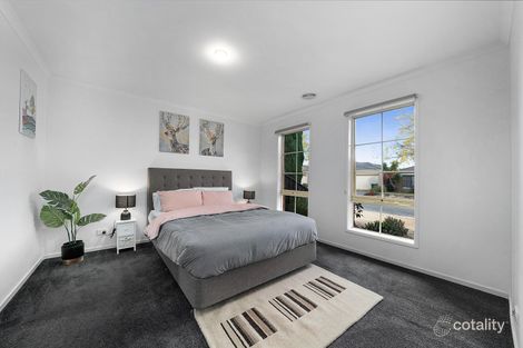 Property photo of 22 Maclarens Close Manor Lakes VIC 3024