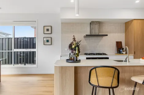 8 VETARA ST, BERWICK, VIC 3806
