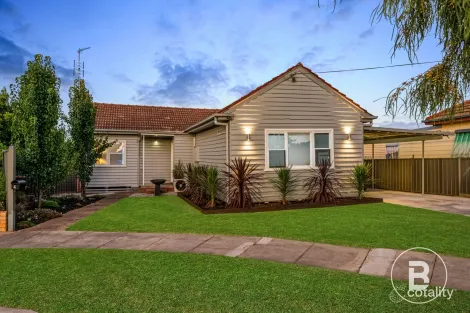 Property photo of 4 Rosemont Crescent Kennington VIC 3550