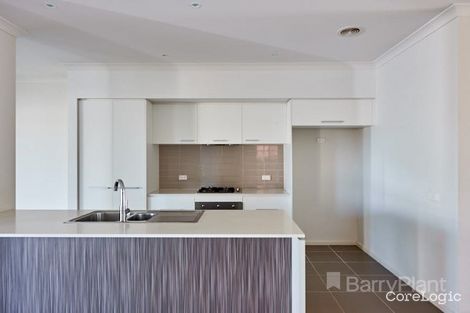 Property photo of 30 Barrier Reef Circuit Endeavour Hills VIC 3802