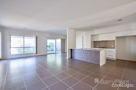 Property photo of 30 Barrier Reef Circuit Endeavour Hills VIC 3802