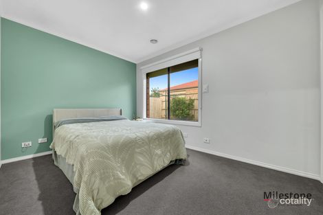 Property photo of 8 Venus Place Cranbourne VIC 3977