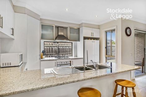 Property photo of 11 Kingsbarn Court Cranbourne VIC 3977