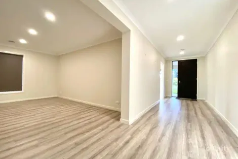 Property photo of 10 Leafy Circuit Cranbourne East VIC 3977