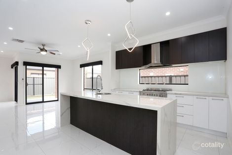 Property photo of 33 Carver Circuit Wollert VIC 3750