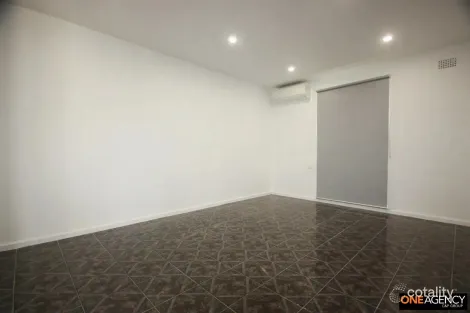 Property photo of 10 Clematis Place Macquarie Fields NSW 2564