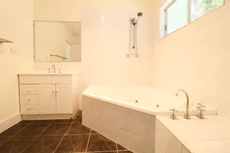 Property photo of 6 Gidgee Court Kin Kora QLD 4680