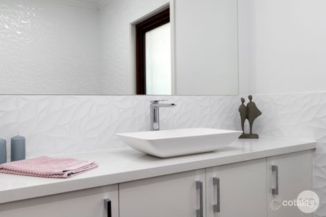 Property photo of 52 Cinnamon Drive Lake Gardens VIC 3355