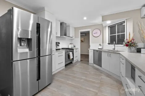 Property photo of 4 Baltaser Drive Pakenham VIC 3810