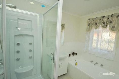 Property photo of 16 Gillingham Crescent Craigieburn VIC 3064