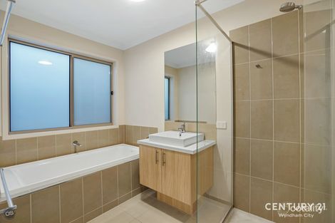 Property photo of 30 Bromley Circuit Thornhill Park VIC 3335