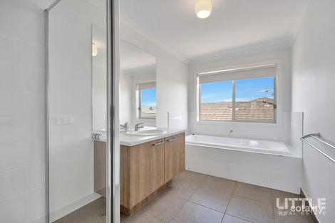 Property photo of 34 Butterscotch Esplanade Manor Lakes VIC 3024
