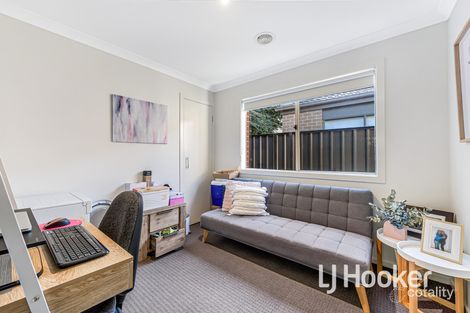 Property photo of 20 Macleod Circuit Pakenham VIC 3810