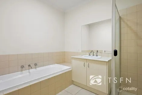 Property photo of 7 Cardogen Place Kennington VIC 3550