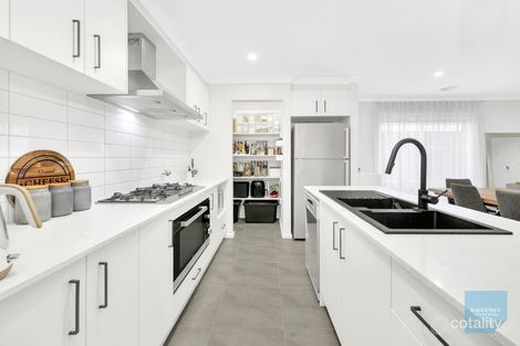 Property photo of 27 Tora Crescent Fraser Rise VIC 3336