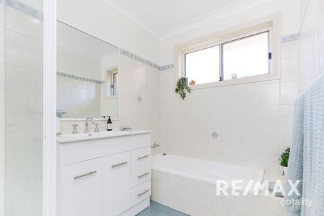Property photo of 5 Jarrah Place Glenfield Park NSW 2650