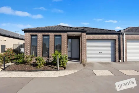 33 Renlik Cct, Cranbourne North, VIC 3977