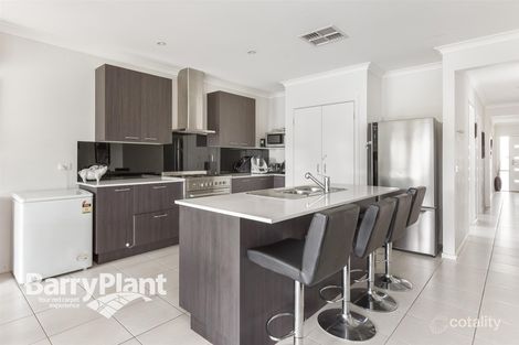Property photo of 17 Burnham Crescent Keysborough VIC 3173