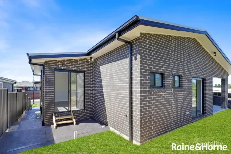 37 Mahoney Dr, Campbelltown, NSW 2560