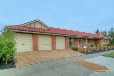 93 Sandalwood Dr, Pakenham, VIC 3810