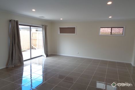 Property photo of 34 Ravenhurst Circuit Cranbourne North VIC 3977