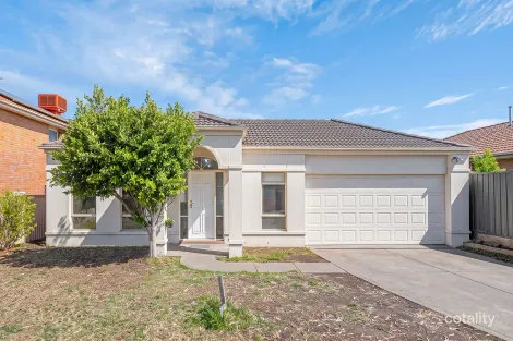 Property photo of 17 Hayfield Road Roxburgh Park VIC 3064