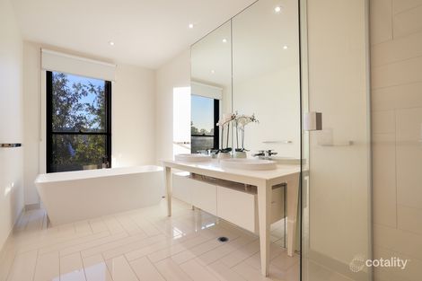 Property photo of 30 Theatre Drive Benowa QLD 4217