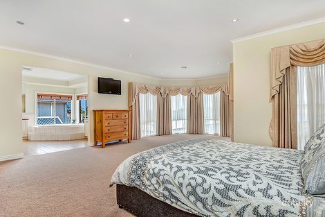 Property photo of 14 Bruce Way Taylors Lakes VIC 3038