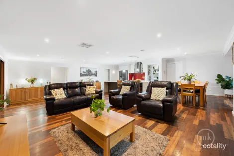 Property photo of 27 Breenview Place Doreen VIC 3754