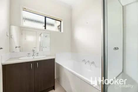 Property photo of 5 Dealbata Lane Pakenham VIC 3810