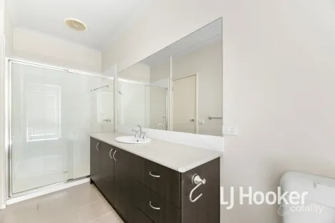 Property photo of 5 Dealbata Lane Pakenham VIC 3810