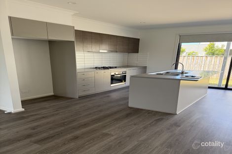 Property photo of 2 Lyell Place Pakenham VIC 3810