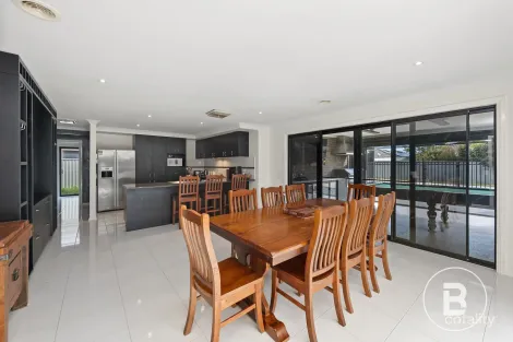 Property photo of 21 Macquarie Close Delacombe VIC 3356