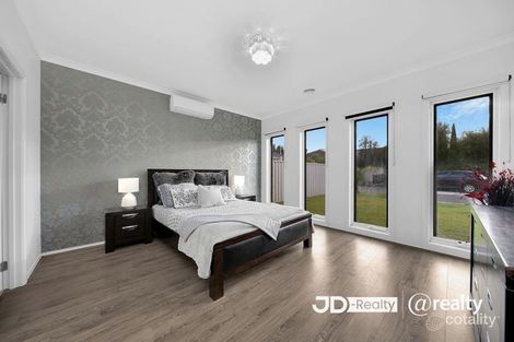 Property photo of 32 Long Island Circuit Craigieburn VIC 3064