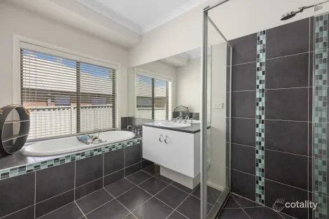 Property photo of 12 Macquarie Circuit Pakenham VIC 3810