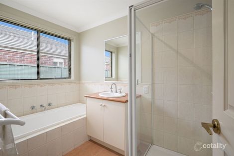 Property photo of 16 St Helens Avenue Lake Gardens VIC 3355
