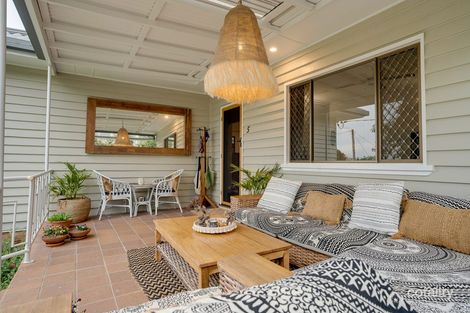 Property photo of 5 Edward Street Labrador QLD 4215