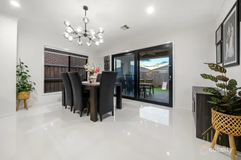 Property photo of 28 Scotland Circuit Cranbourne West VIC 3977
