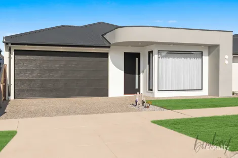 Property photo of 10 Pyrus Crescent Mickleham VIC 3064