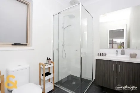 Property photo of 10 Viewmont Avenue Craigieburn VIC 3064
