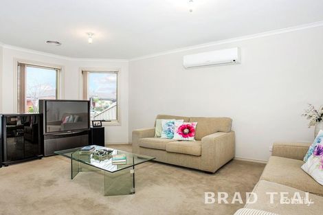 Property photo of 8 Bendigo Circuit Caroline Springs VIC 3023